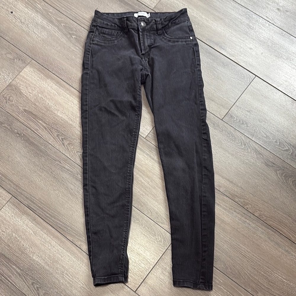 SM02 Sleek Black Skinny Jeans for a Timeless Look